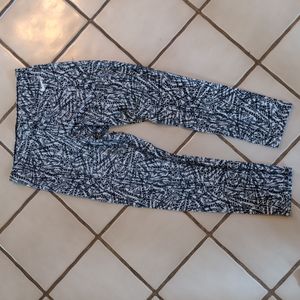 Nike black and white Capri leggings size small